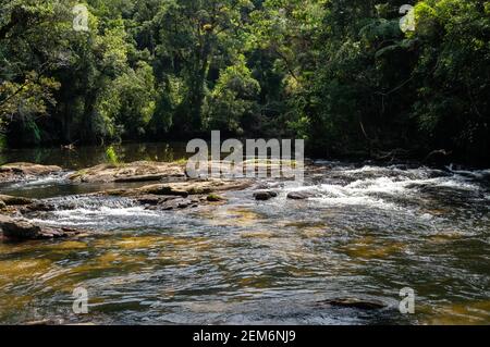 Vista delle splendide acque cristalline del fiume Paraibuna che scorre tra e intorno alle formazioni rocciose della foresta Serra do Mar (Sea Ridge). Foto Stock