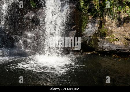 Cascata Ipiranguinha piscina naturale in alcune formazioni rocciose nel mezzo di Serra do Mar (cresta del Mare) giungla densa a Cunha, San Paolo - Brasile. Foto Stock