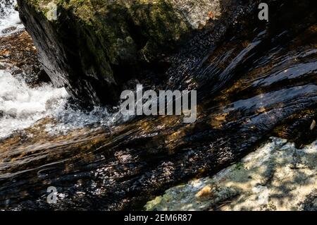 Corrente d'acqua cristallina fresca dalla cascata di Ipiranguinha che scorre su formazioni rocciose. Si tratta di una delle attrazioni turistiche della foresta di Sea Ridge Foto Stock