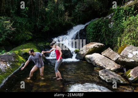 I turisti che amano la cascata Ipiranguinha piscina naturale cristallina nel parco della tenuta Serra do Mar, nucleo Cunha. Foto Stock