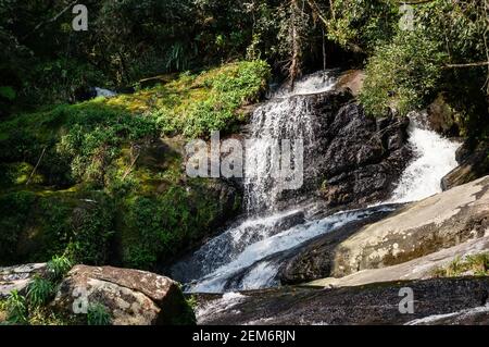 Corrente d'acqua che scorre lungo le formazioni rocciose della cascata di Ipiranguinha nel mezzo della fitta foresta di Serra do Mar (Sea Ridge). Foto Stock