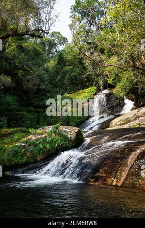 La cascata di Ipiranguinha forma una piscina naturale proprio sotto nel mezzo della fitta e bella foresta di Serra do Mar (cresta del Mare). Foto Stock