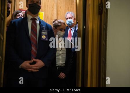 Washington, DC. 24 Feb 2021. William Burns, a destra, candidato per direttore dell'Agenzia di intelligenza centrale, è visto dopo la conclusione del suo senato Select Intelligence Committee conferma audizione in Russell Senato Ufficio edificio a Capitol Hill a Washington, DC, Mercoledì, 24 febbraio 2021. Credit: Tom Williams/Pool via CNP | Usage worldwide Credit: dpa/Alamy Live News Foto Stock