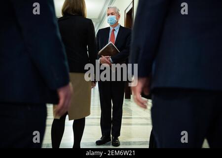 Washington, DC. 24 Feb 2021. William Burns, a destra, candidato per direttore dell'Agenzia di intelligenza centrale, è visto dopo la conclusione del suo senato Select Intelligence Committee conferma audizione in Russell Senato Ufficio edificio a Capitol Hill a Washington, DC, Mercoledì, 24 febbraio 2021. Credit: Tom Williams/Pool via CNP | Usage worldwide Credit: dpa/Alamy Live News Foto Stock