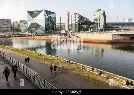 Berlino, Germania. 24 Feb 2021. I pedoni sono visti dal fiume Sprea a Berlino, capitale della Germania, 24 febbraio 2021. Oltre 2.4 milioni di infezioni COVID-19 sono già state ufficialmente registrate in Germania dall'epidemia, ha annunciato mercoledì il Robert Koch Institute (RKI). Credit: Stefan Zeitz/Xinhua/Alamy Live News Foto Stock