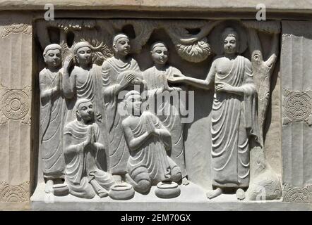 Vista ravvicinata della pietra scolpita del dio Buddha che predica ai buddisti In un monastero indiano Foto Stock