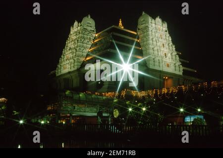 Vista dell'illuminazione del tempio ISKCON a Bengaluru a Karnataka, India, Asia Foto Stock