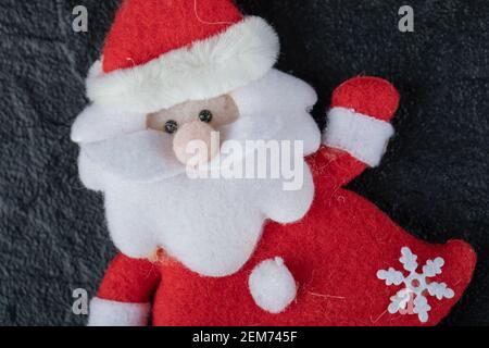 Adorabile Santa figura su sfondo scuro Foto Stock