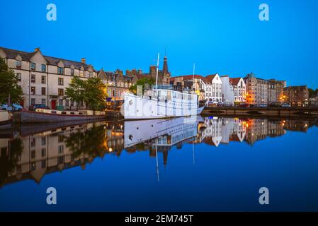 vista notturna del porto di leith a edimburgo, scozia Foto Stock