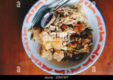 kikil e contorni di oseng. Cucina tradizionale giavanese, pelle di manzo o tendine Foto Stock