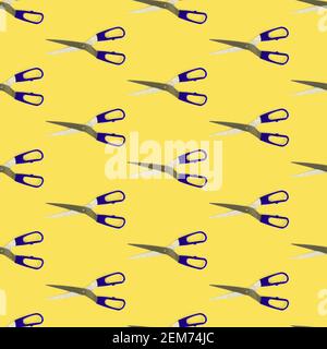 Modello senza cuciture di forbici separate dallo strato piatto giallo. Forbici con manico blu Foto Stock