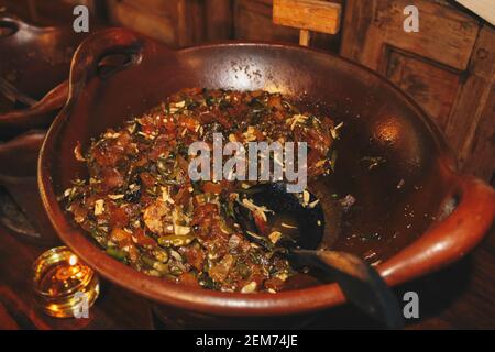 kikil e contorni di oseng. Cucina tradizionale giavanese, pelle di manzo o tendine Foto Stock