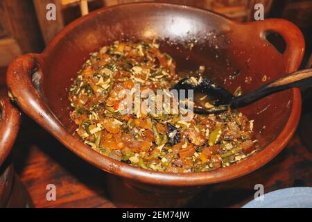 kikil e contorni di oseng. Cucina tradizionale giavanese, pelle di manzo o tendine Foto Stock