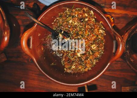 kikil e contorni di oseng. Cucina tradizionale giavanese, pelle di manzo o tendine Foto Stock