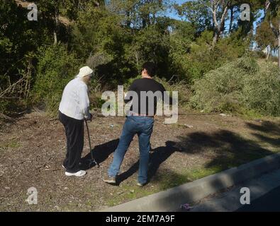 Rolling Hills Estates, Stati Uniti. 24 Feb 2021. I residenti locali Janet Engelman, 82 anni, e suo figlio Alexander sono visti nella zona dove la leggenda del golf Tiger Woods ha rotolato la sua auto dopo aver attraversato una mediana in Rolling Hills Estates, California, mercoledì 24 febbraio 2021. Gli esperti dicono che Tiger Woods ha una lunga strada per andare nel suo processo di recupero dalle ferite rotte della gamba, della caviglia e del piede ha sostenuto in un incidente di auto Martedì nella California del Sud. Foto di Jim Ruymen/UPI Credit: UPI/Alamy Live News Foto Stock