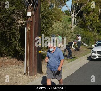 Rolling Hills Estates, Stati Uniti. 24 Feb 2021. Un uomo cammina attraverso due pali Tiger Woods perso da pochi metri nella zona in cui ha rotolato la sua auto dopo aver attraversato una mediana in Rolling Hills Estates, California, mercoledì 24 febbraio 2021. Gli esperti dicono che Tiger Woods ha una lunga strada per andare nel suo processo di recupero dalle ferite rotte della gamba, della caviglia e del piede ha sostenuto in un incidente di auto Martedì nella California del Sud. Foto di Jim Ruymen/UPI Credit: UPI/Alamy Live News Foto Stock