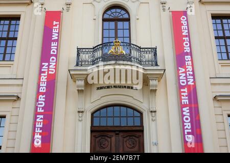 Berlino, Germania. 23 Feb 2021. L'ex edificio collegiale e l'ex sede dell'amministrazione reale della giustizia è ora l'area d'ingresso al Museo Ebraico con spazio espositivo al piano superiore. Il museo è un luogo di dialogo e di riflessione sulla storia ebraica e presente in Germania. Una nuova mostra permanente aprirà nel 2020 e 1700 anni di vita ebraica in Germania saranno celebrati nel 2021. Credit: Jens Kalaene/dpa-Zentralbild/ZB/dpa/Alamy Live News Foto Stock