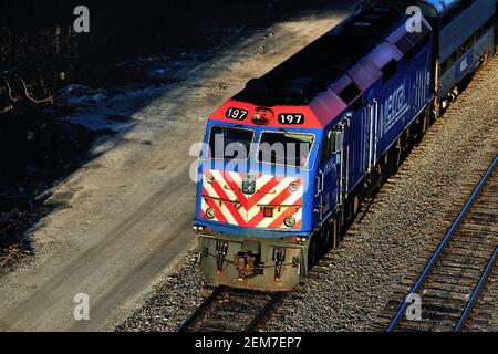 Aurora, Illinois, Stati Uniti. Un treno per pendolari Metra in direzione ovest che completa il suo viaggio da Chicago appena prima di arrivare ad Aurora. Foto Stock