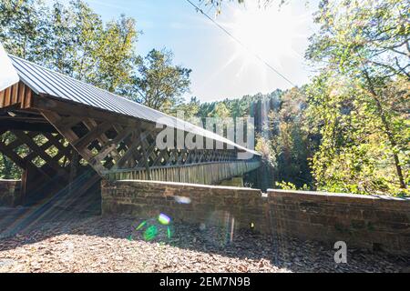 Oneonta, Alabama/USA- 17 ottobre 2020: Lo storico ponte coperto Horton Mill che attraversa la gola sul prong Calvert del fiume Little Warrior. Foto Stock