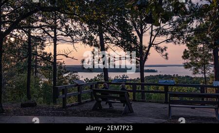 Dadeville, Alabama/USA-dal 9, 2020: Due signori seduti su una panchina che guarda il tramonto sul panoramico punto panoramico vicino al sentiero per Cherokee Ridg Foto Stock