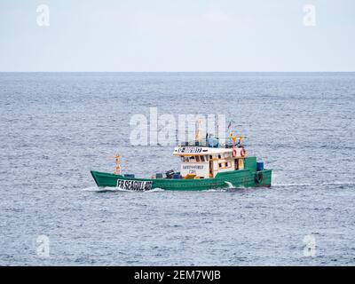 Barca da pesca nella baia di Sarangani a Mindanao nelle Filippine, in direzione del porto del tonno nella città generale di Santos, la capitale del tonno delle Filippine Foto Stock