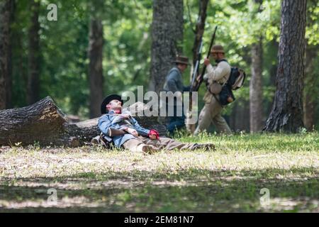 Marbury, Alabama/USA-28 aprile 2018: Un soldato confederato giace morto o ferito mentre la sua unità si ritirava nella battaglia contro il Memoriale confederato Foto Stock