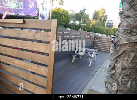 West Hollywood, California, USA 28 gennaio 2021 UNA vista generale dell'atmosfera di ristoranti all'aperto con barricate su Sunset Blvd il 28 gennaio 2021 a West Hollywood, California, USA. Foto di Barry King/Alamy Stock foto Foto Stock