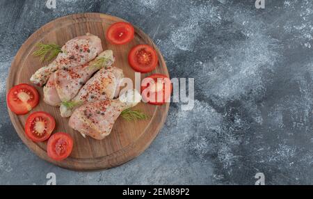 Briciolo di pollo crudo con pomodoro pronto per la cottura Foto Stock