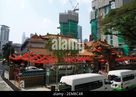 KUALA LUMPUR, MALASIA – 26 GENNAIO 2020 decorazioni tipiche cinesi di strada di Capodanno in un tempio Foto Stock