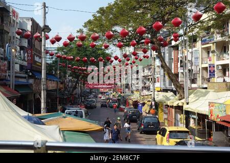 KUALA LUMPUR, MALASIA – 26 GENNAIO 2020 decorazioni tipiche cinesi di strada di Capodanno nel mercato Foto Stock