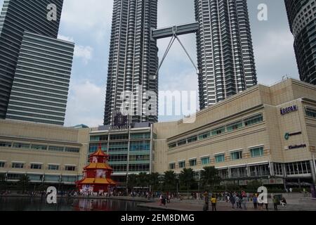 KUALA LUMPUR, MALASIA – 26 GENNAIO 2020 la base e il centro commerciale delle Petronas Twin Towers Foto Stock