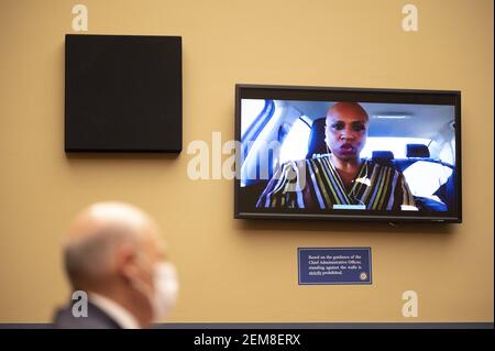LA congresswoman STATUNITENSE Ayanna Pressley ha posto domande al servizio postale degli Stati Uniti il 24 febbraio 2021, il Postmaster generale Louis DeJoy (L) a distanza da un'auto durante un'audizione del Comitato per la supervisione e la riforma della Camera su 'proposte legislative per mettere il servizio postale su basi finanziarie sostenibili' a Capitol Hill a Washington, DC, USA. Foto di Jim Watson/Pool/ABACAPRESS.COM Foto Stock