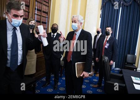 William Burns, di destra, nominato per il direttore dell'Agenzia di intelligenza centrale, parla con il presidente Mark Warner, D-Va., dopo l'audizione di conferma del Comitato di intelligenza del Senato a Russell, edificio dell'Ufficio del Senato a Capitol Hill a Washington, DC, USA mercoledì 24 febbraio 2021. Foto di Tom Williams/Pool/ABACAPRESS.COM Foto Stock