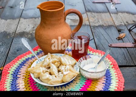 Vista ravvicinata dei tradizionali peroges di pasto Cossacs serviti con whig e uzvar Foto Stock