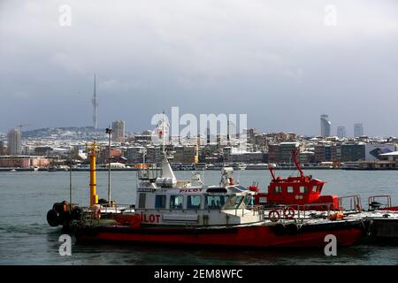 Barca costiera di sicurezza a Bosforo stretto contro lo skyline della città al tramonto, Istanbul Foto Stock