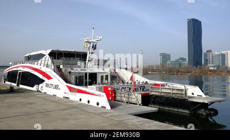 vienna, austria, 24 febbraio 2021, due linee cittadine, catamarano veloce tra vienna e bratislava Foto Stock