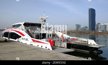 vienna, austria, 24 febbraio 2021, due linee cittadine, catamarano veloce tra vienna e bratislava Foto Stock