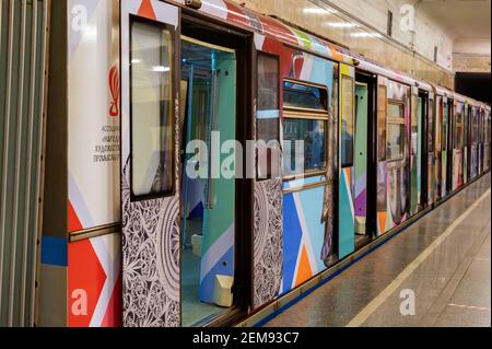 MOSCA, RUSSIA - 29 AGOSTO 2020: treno della metropolitana di mosca nello stile dell'artigianato popolare russo. Messa a fuoco selettiva Foto Stock