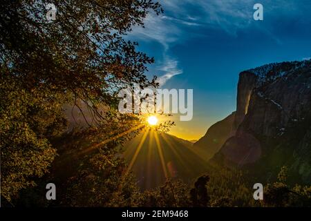 Horsetail Falls, alias Fireflalls con Sunburst al Yosemite National Park, USA Foto Stock
