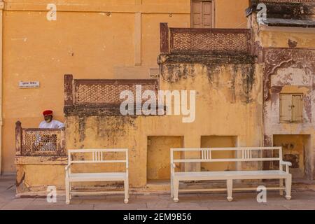 8 novembre 20202 Jodhour, Rajasthan, India. Divano di legno e uomo seduto fuori Mehrangarh Fort, Jodhpur, Rajasthan, India. Foto Stock