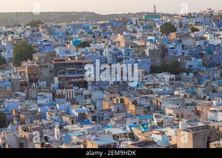 Vista della vecchia città blu di Jodhpur dal tempio di Chamunda Devi, Jodhpur, Rajasthan, India. Foto Stock