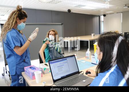 Barcellona. 24 Feb 2021. Un medico si prepara a somministrare una dose di vaccino COVID-19 alla Facoltà di Geografia e Storia dell'Università di Barcellona, in Spagna, il 24 febbraio 2021. La campagna di vaccinazione per il personale educativo in Catalogna è iniziata questa settimana. Credit: Ismael Peracaula/Xinhua/Alamy Live News Foto Stock