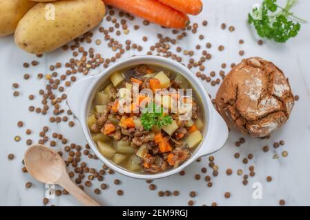 zuppa di lenticchie sana fatta in casa con verdure in una ciotola Foto Stock