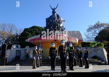 Manila, Filippine. 25 Feb 2021. Il personale militare indossa maschere e visiere come commemorano il 35° anniversario della rivoluzione EDSA di fronte al monumento del potere popolare. Il tema di quest'anno è 'EDSA 2021: Kapayapaan, Paghilom, Pabbangon (Pace, guarigione, recupero), Riflettere sugli sforzi nazionali di fronte alla pandemia del COVID-19. Credit: Notizie dal vivo di Mmaggioranza del mondo CIC/Alamy Foto Stock