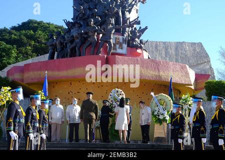 Manila, Filippine. 25 Feb 2021. I funzionari governativi e militari offrono fiori di fronte al Monumento del potere popolare come parte della commemorazione del 35° anniversario della rivoluzione EDSA di fronte al Monumento del potere popolare. Il tema di quest'anno è 'EDSA 2021: Kapayapaan, Paghilom, Pabbangon (Pace, guarigione, recupero), Riflettere sugli sforzi nazionali di fronte alla pandemia del COVID-19. Credit: Notizie dal vivo di Mmaggioranza del mondo CIC/Alamy Foto Stock