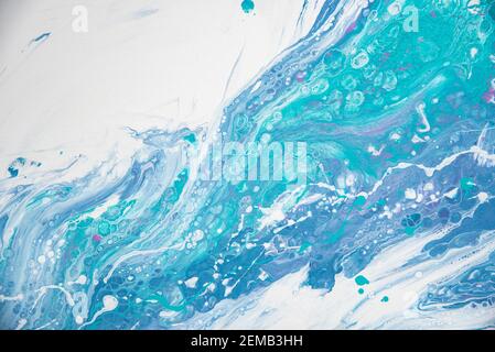 Bellissimo sfondo astratto di acrilico liquido in blu, verde e bianco su tela Foto Stock