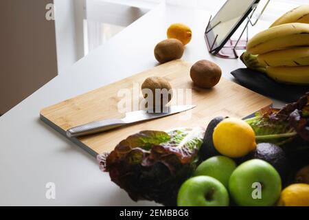 Frutta verde e lattuga sul tavolo da cucina Foto Stock