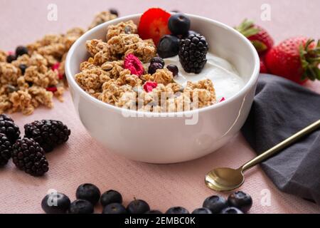 Ciotola di granola e frutta di foresta Foto Stock
