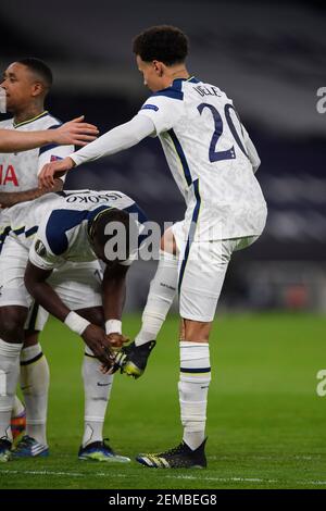 Londra, Regno Unito. 24 Feb 2021. Tottenham Hotspur Stadium, Londra, 24 febbraio 2021 il DELE Alli di Tottenham ha la sua scarpa giusta baciata da Moussa Sissoko dopo averla usata per mettere in una croce perfetta che ha portato al terzo goal di Tottenham durante il turno di campionato UEFA Europa del 32, seconda partita al Tottenham Hotspur Stadium, Londra. Credito immagine : credito: Mark Pain/Alamy Live News Foto Stock