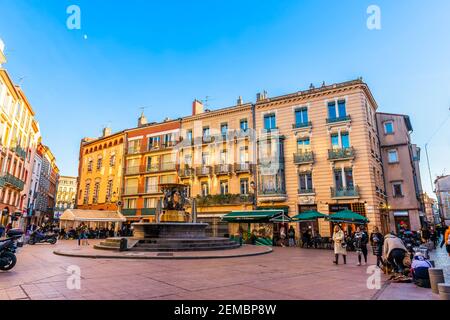 Fontana ed edifici Place de la Trinite a Tolosa in Occitania, Francia Foto Stock